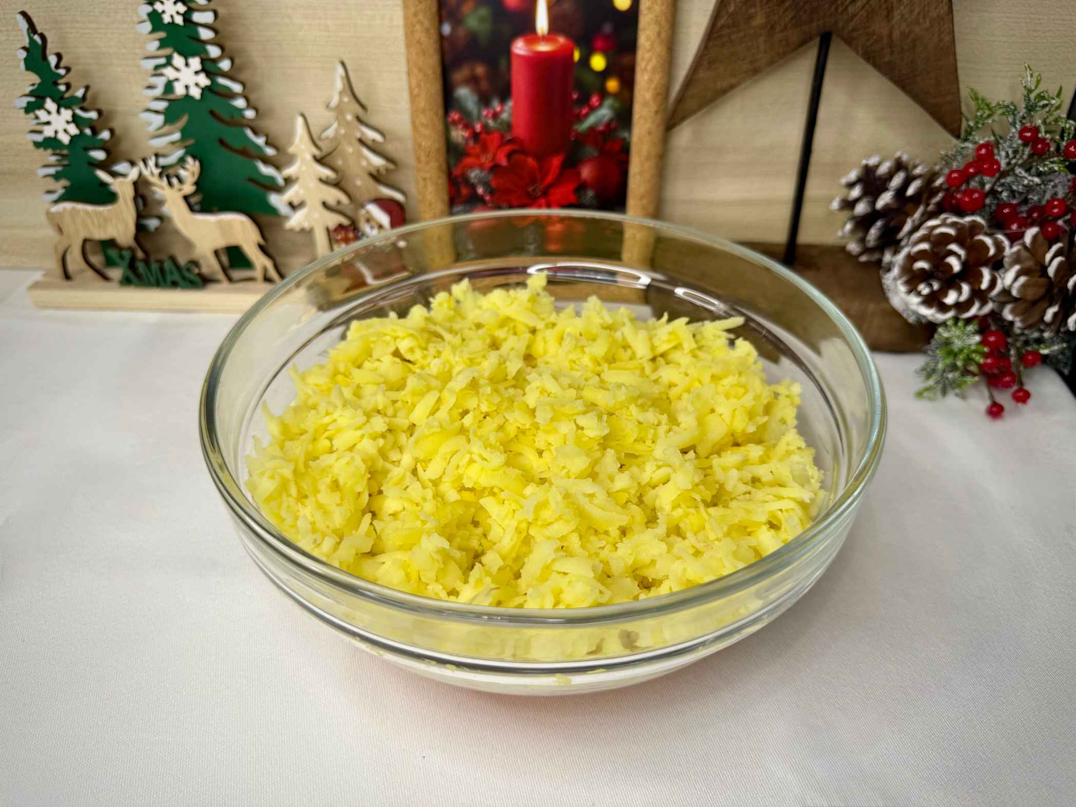 Posna salata sa krompirom, tunjevinom, mrkvom, posnom majonezom, servirana u činiji.