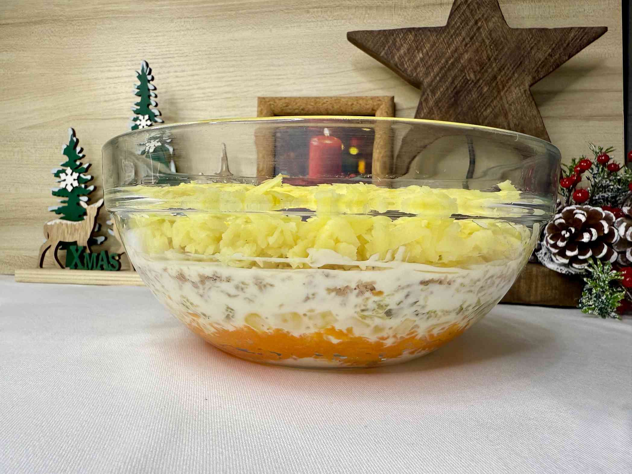 Posna salata za slavu od krompira i tunjevine, prikaz slojeva sa strane.