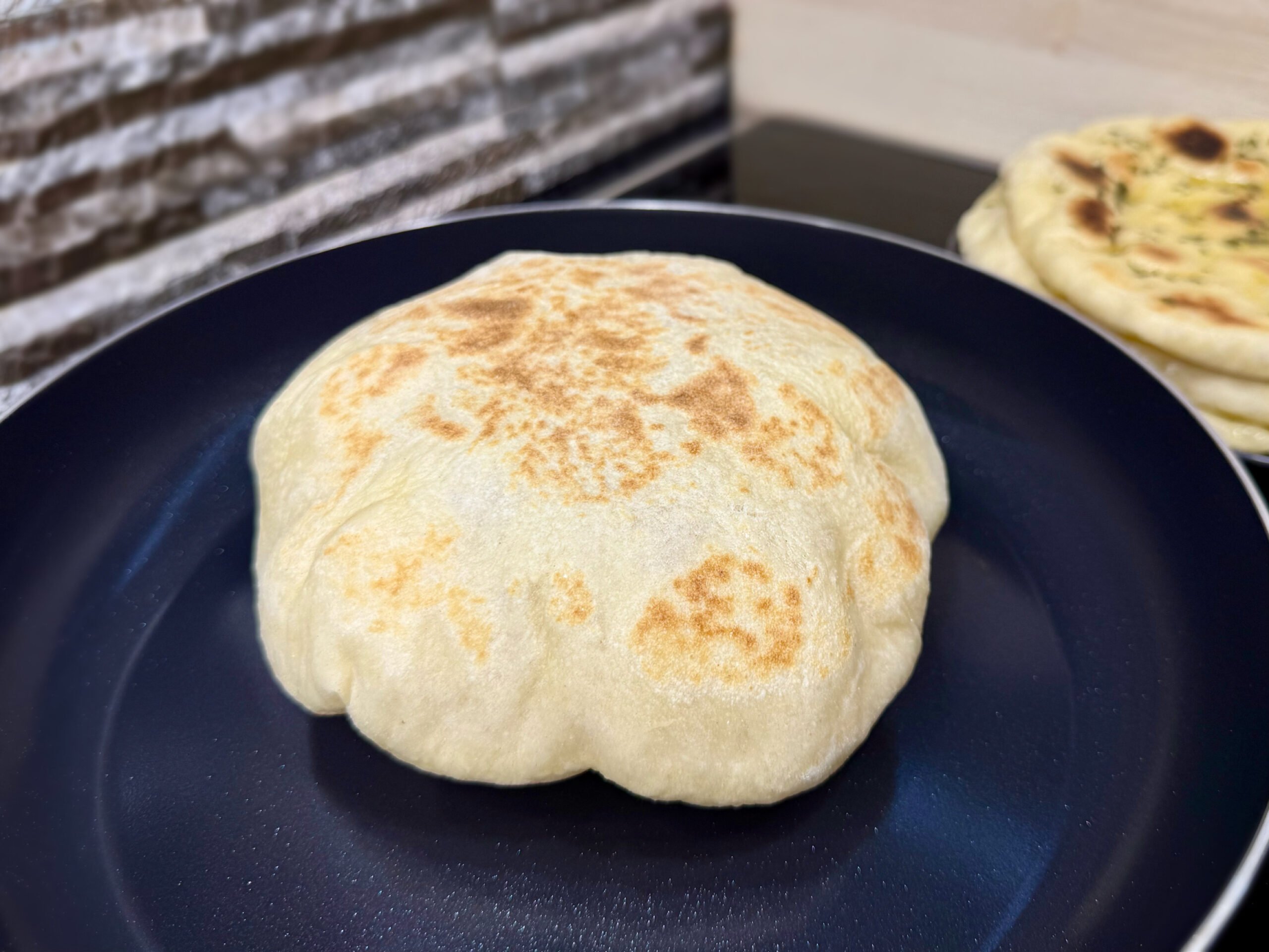 Formiranje balona prilikom pečenja naan lepinje na tavi.
