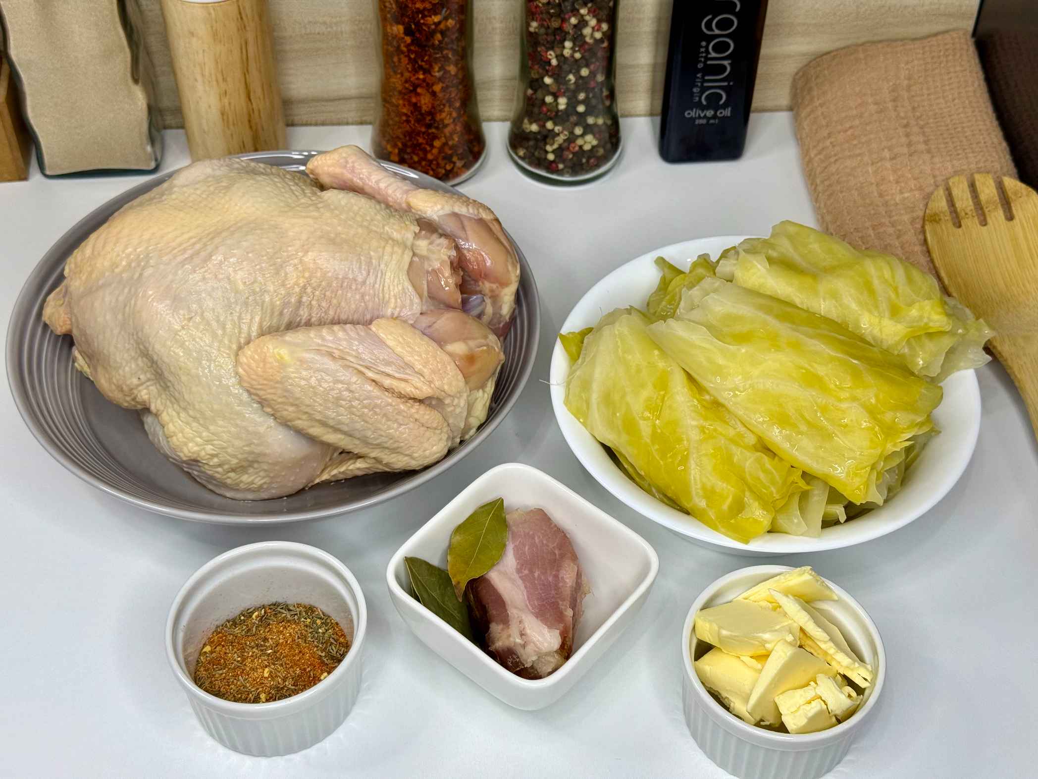 Sastojci za pečeno pile sa kiselim kupusom: 1 cijelo pile, kiseli kupus, maslac, slanina i začini.