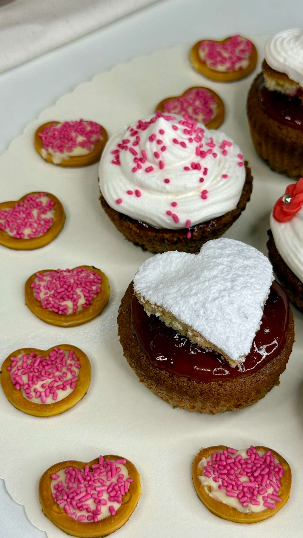 Deserti za Valentinovo: mafini sa srcem i perece sa bijelom čokoladom, servirani na podlozi.