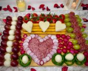 Meza za Valentinovo servirana na dasci.