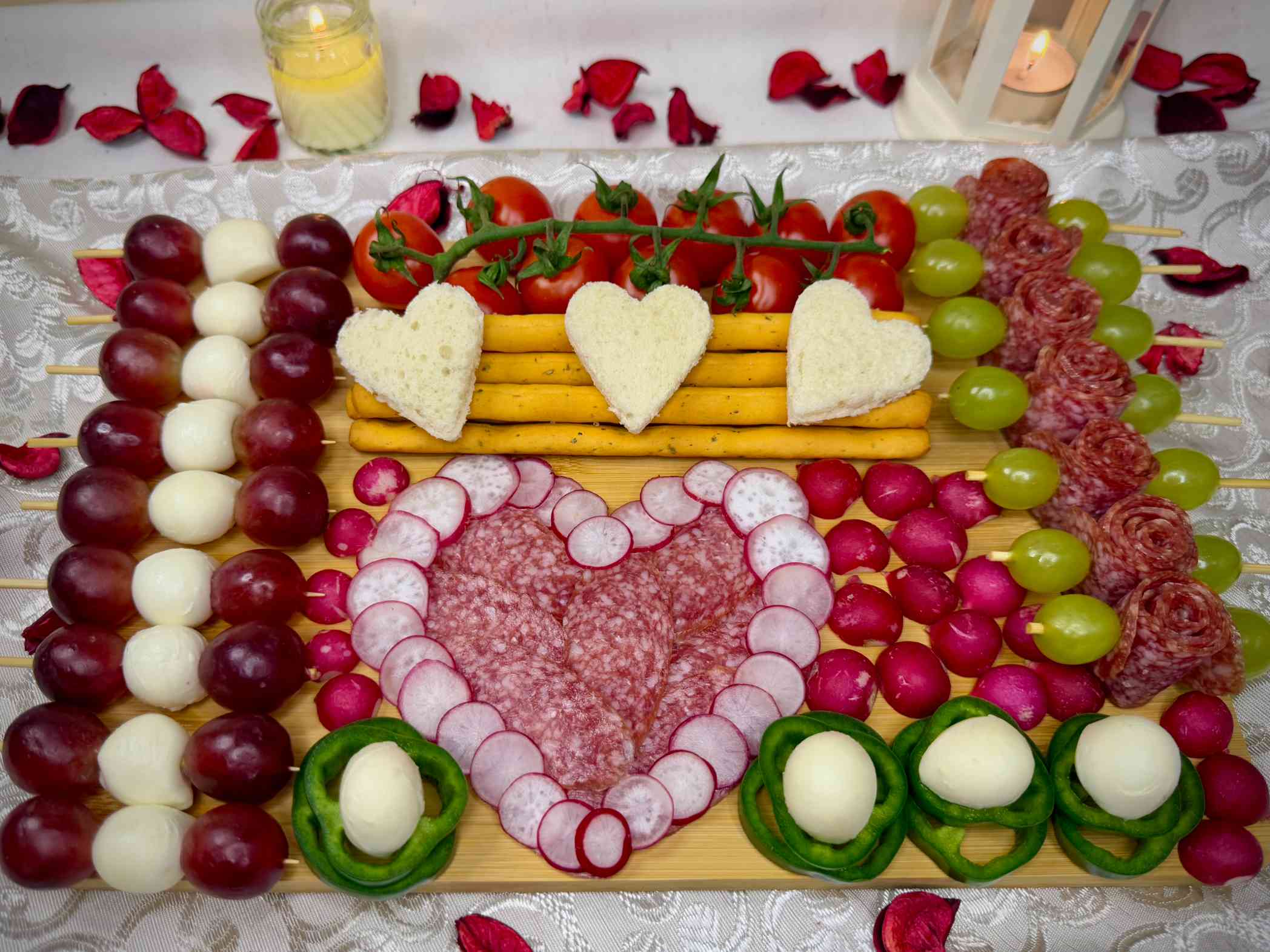 Meza za Valentinovo servirana na dasci.