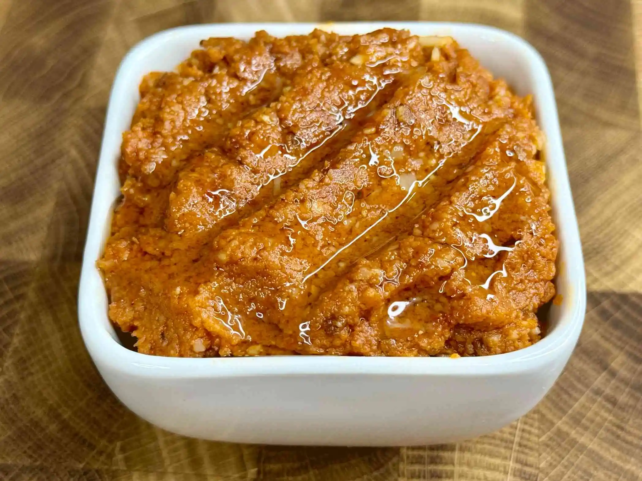 Crveni pesto sos od sušenog paradajza u činiji.