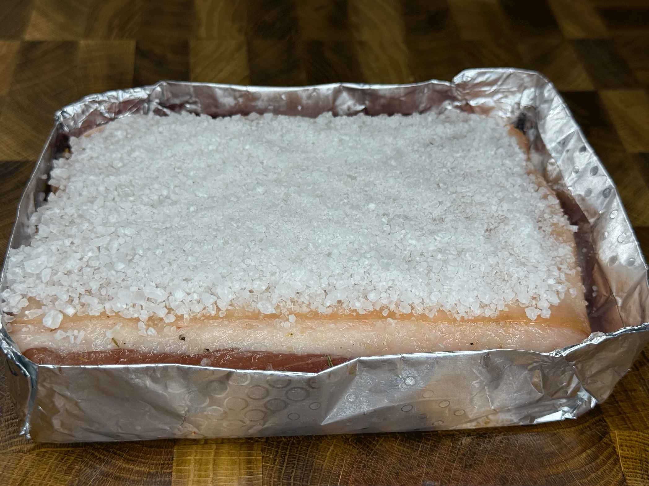 Pauflek pripremljen za pečenje – postavljen u foliju i posut krupnom solju
