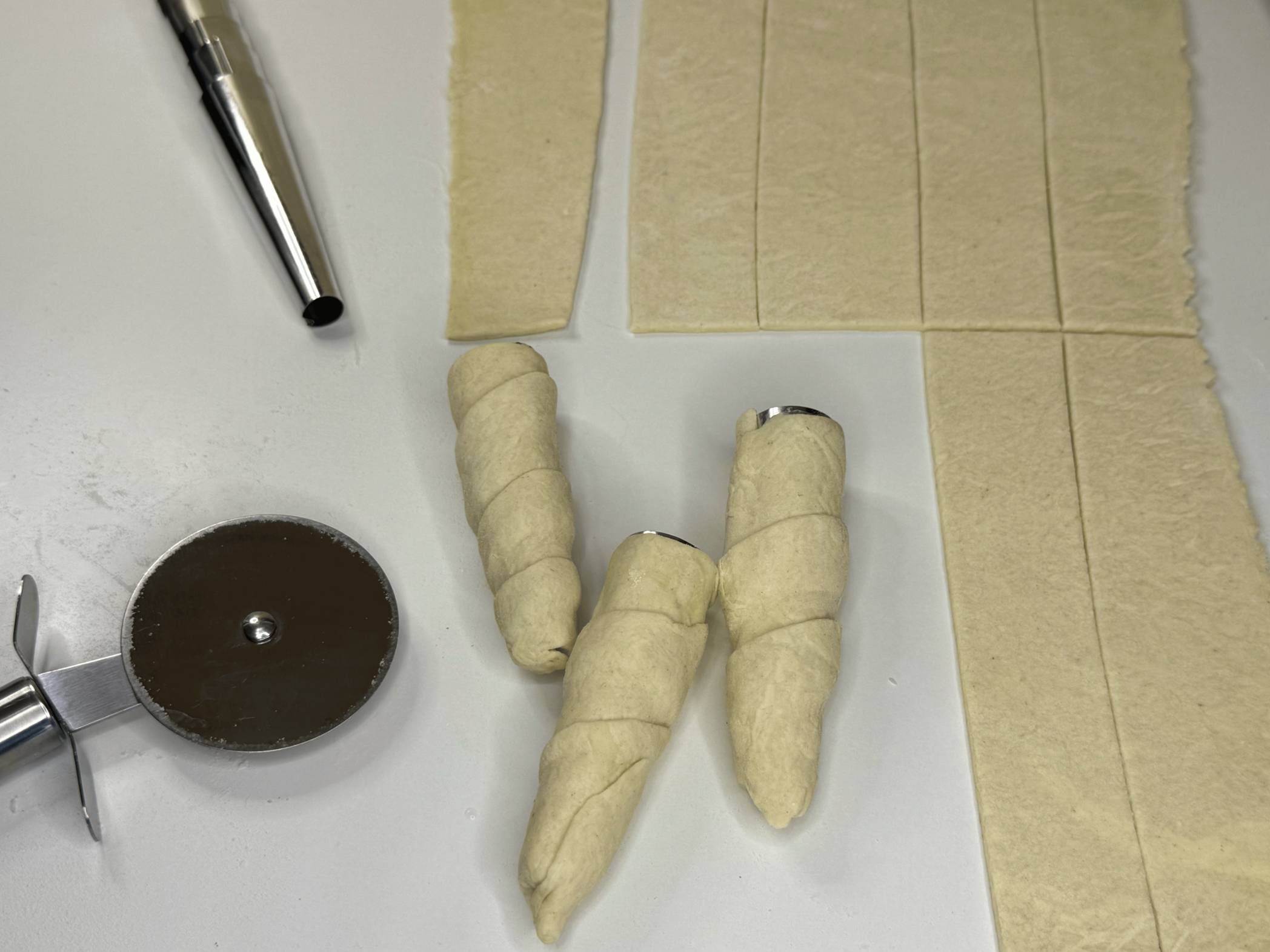 Lisnato tijesto i kalupi za pripremu vaskršnjih punjenih mrkvica.