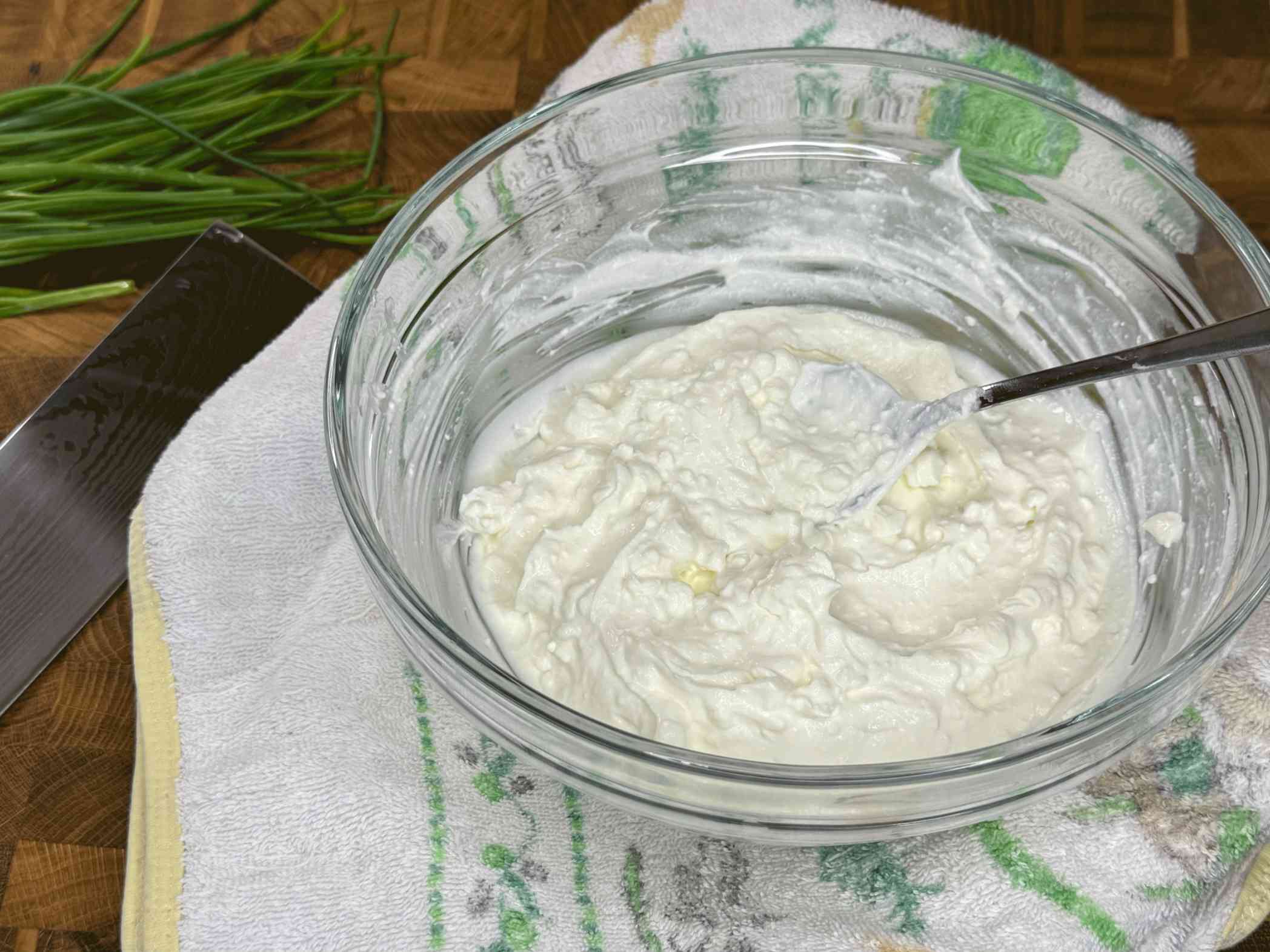 Punjenje od sira i vlasca za vaskršnje mrkve od lisnatog tijesta.