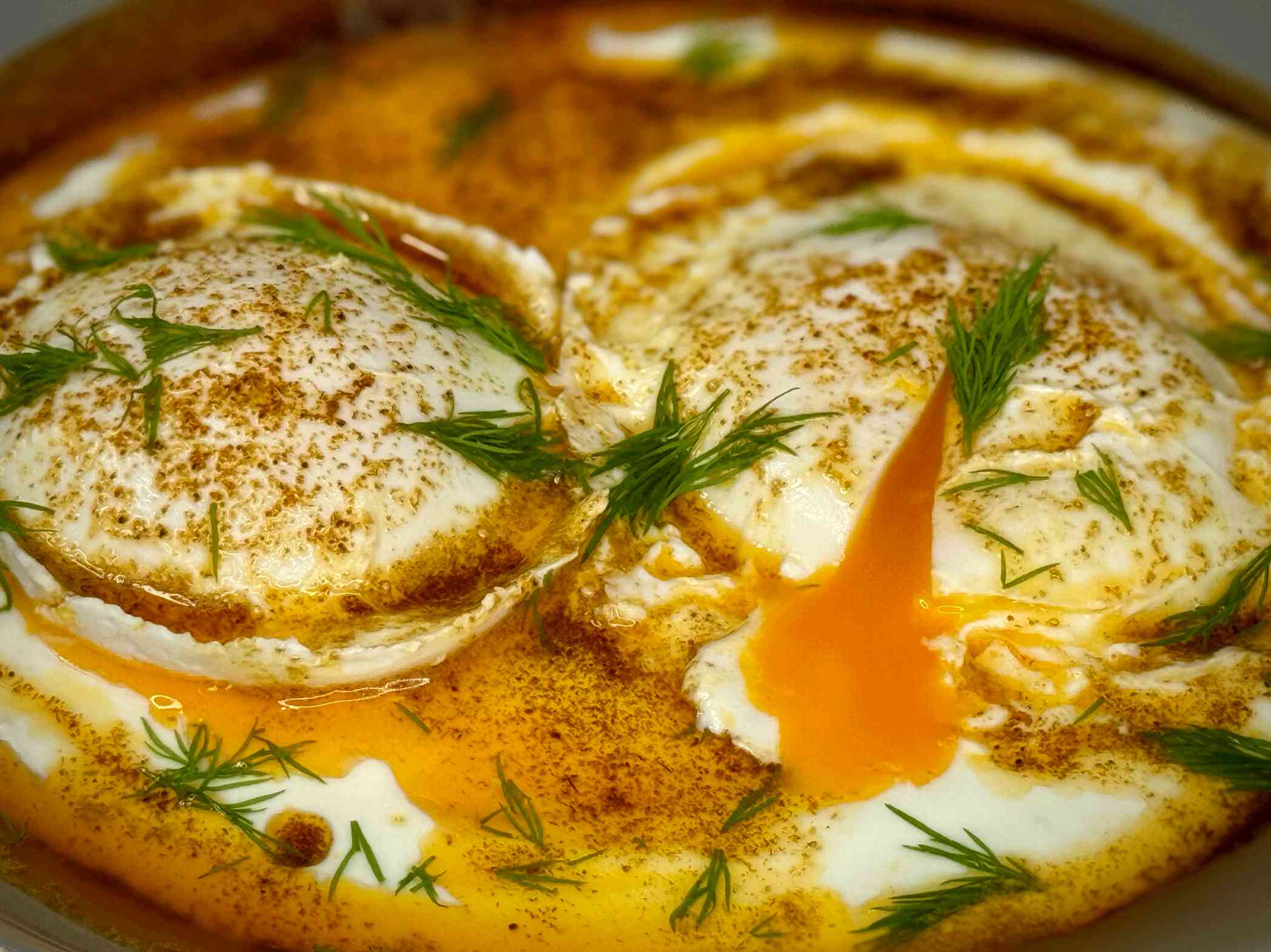 Turska poširana jaja sa jogurtom (Ćilbir) – Recept za doručak