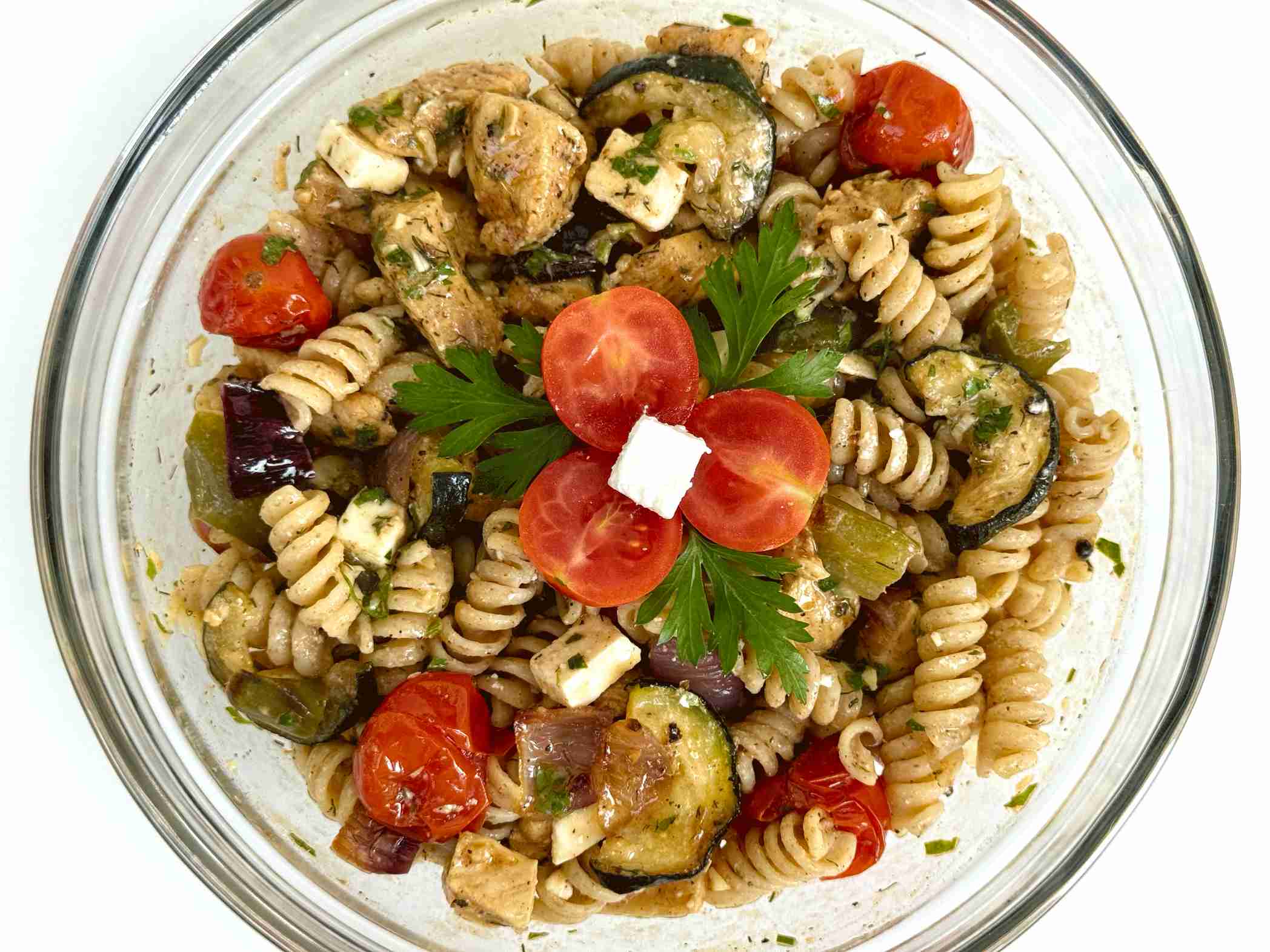 Obrok salata sa pastom, piletinom i grilovanim povrćem